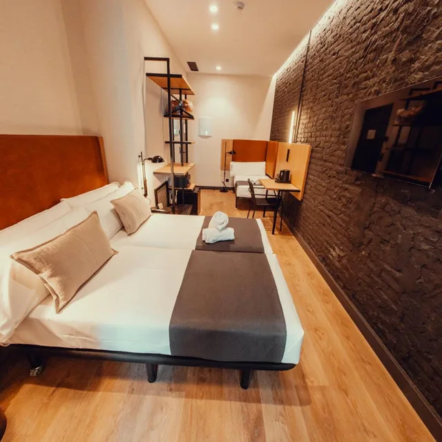 غرفة ثلاثية، Transit Hotel 5/10