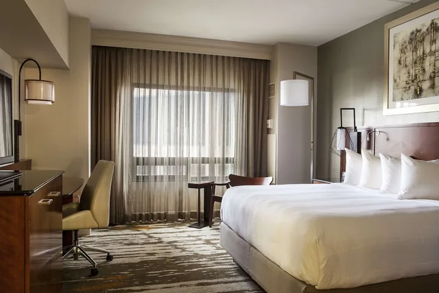 غرفة بريميير ركنية بسرير كينج، Hilton Denver City Center 2/3