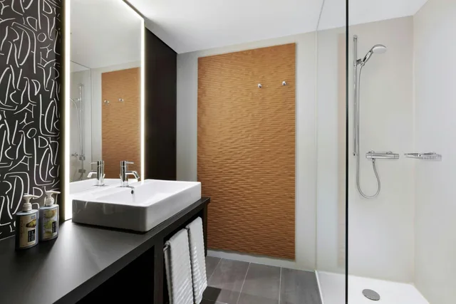 غرفة سوبيريور بسرير كينج في طابق مرتفع، RENAISSANCE ZURICH TOWER HOTEL 6/8