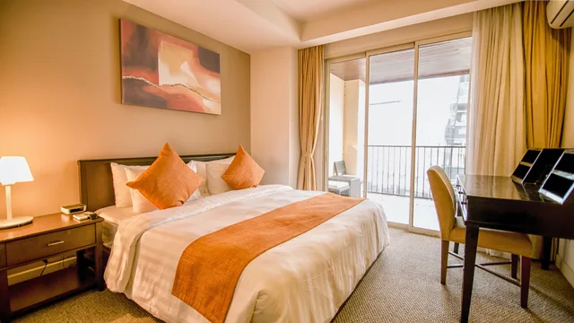 2 Bedrooms, Family Suite, 2 King Beds, Kitchen, Central Mansions 7/10