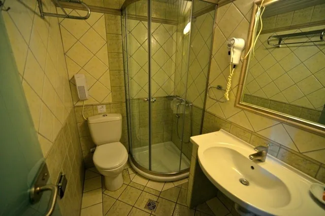 استوديو، Odeon Hotel 6/8