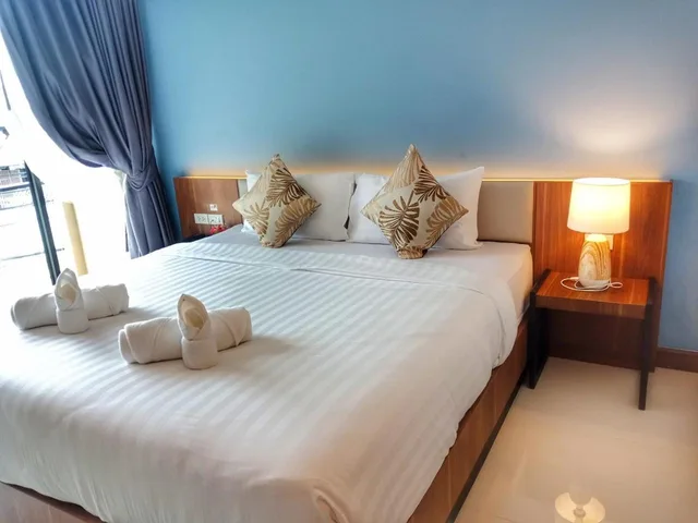 غرفة بسرير كينج بشرفة، Louis' Runway View Hotel - SHA Extra Plus 3/8