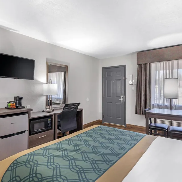 Room, King Bed, Queen Bed, Econo Lodge Inn & Suites Socorro NM 3/4