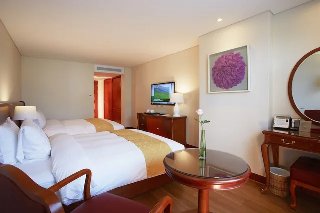 غرفة ديلوكس بسرير مزدوج وسرير فردي، Sejong Hotel 2/5