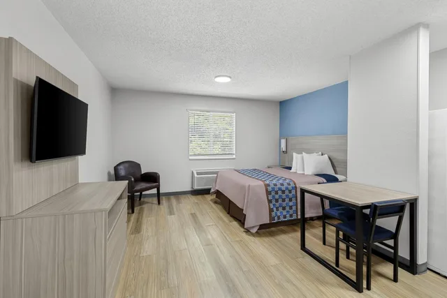 Interior, Efficiency, Queen Bed، Suburban Studios Copley Akron West 2/3