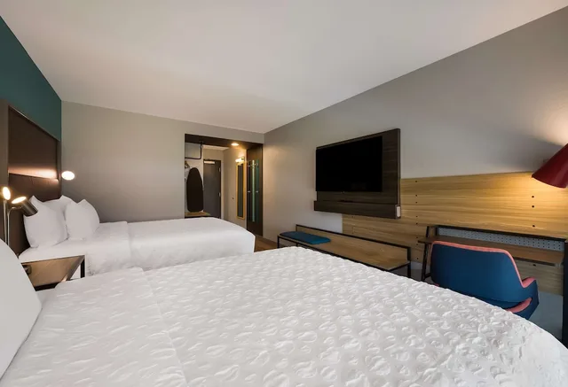 غرفة بسريرين كوين بحوض استحمام، Tru by Hilton Novi Detroit 2/3