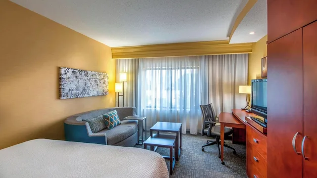 غرفة بسرير كينج مع أريكة، Courtyard Greensboro Airport 9/10