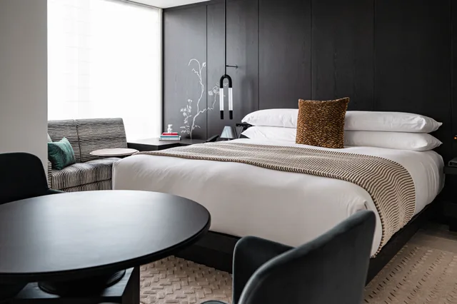 غرفة بريميوم بسرير كينج بمنطقة جلوس في طابق مرتفع، Kimpton Shinjuku Tokyo 3/4