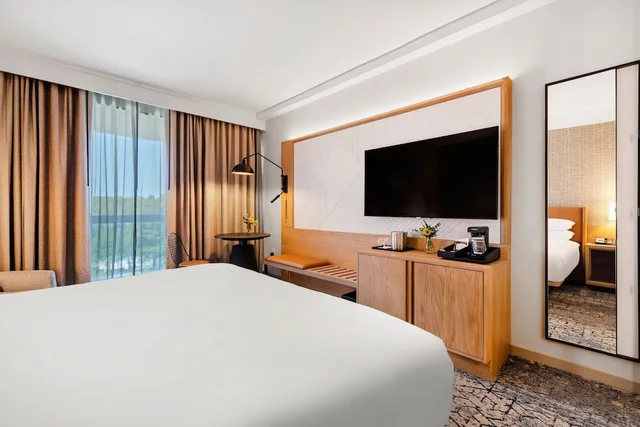 Club, King Bed, Balcony, Accessible, Sheraton Chapel Hill Hotel 1/4