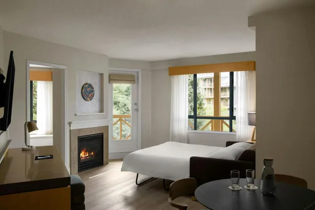جناح بشرفة بغرفتي نوم مع أريكة بمطبخ، Delta Whistler Village Suites 2/10