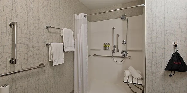 Standard, 2 Queen Beds, Accessible, Holiday Inn Express Suites Portland Airport Cascade Stn 3/4