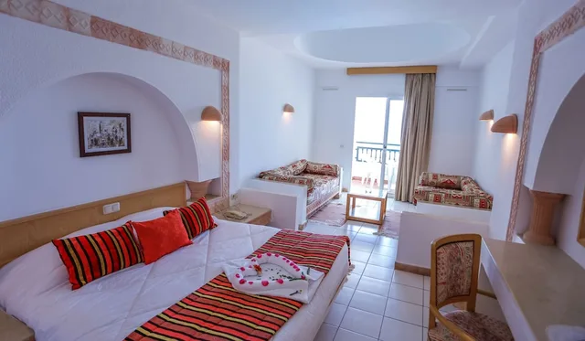 غرفة رباعية بسرير كوين بإطلالة على البحر مع أريكة، Al Jazira Beach 4/6