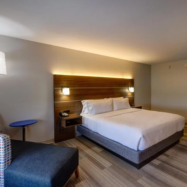 غرفة ديلوكس بسرير كينج بحوض استحمام لذوي الإعاقة، Holiday Inn Express Hotel And Suites Shelbyville Indianapolis 1/4