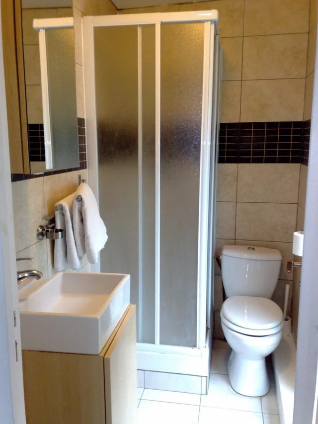 غرفة ثلاثية، Hotel Bertha 9/10