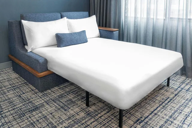 غرفة كبيرة بسرير كينج مع أريكة، Courtyard By Marriott Palo Alto Los Altos 4/10