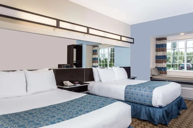 غرفة قياسية بسريرين كوين، Microtel Inn & Suites by Wyndham Spring Hill/Weeki Wachee 1/3