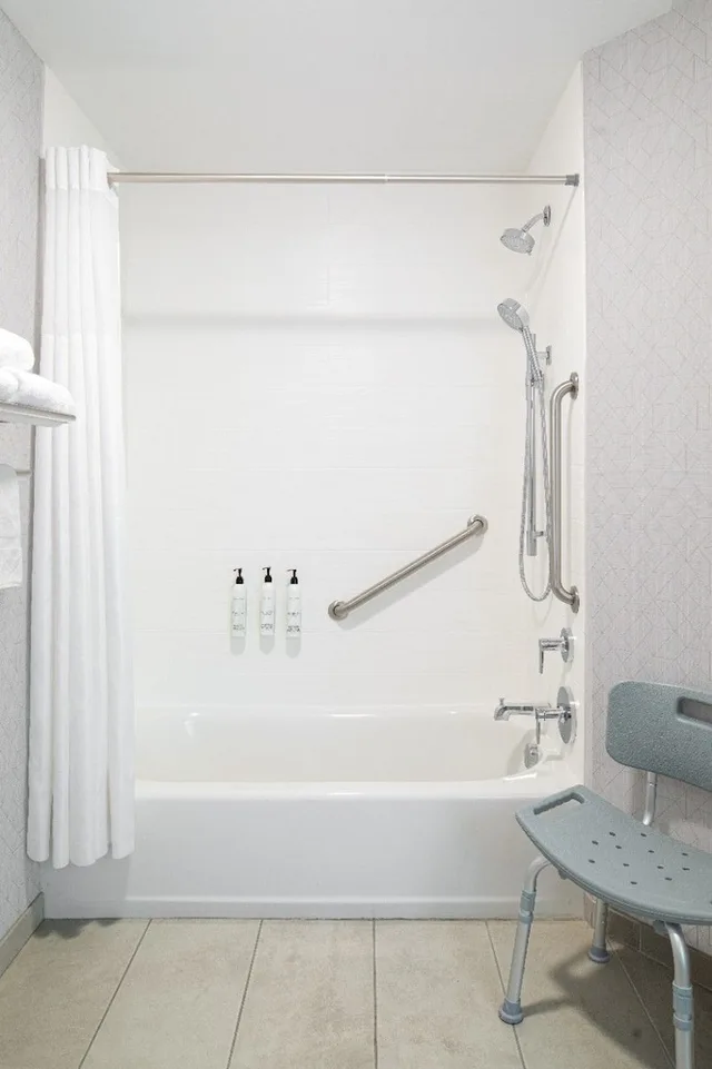 جناح بسرير كينج مع سرير سحّاب إضافي لذوي الإعاقة، Springhill Suites Pigeon Forge 8/9