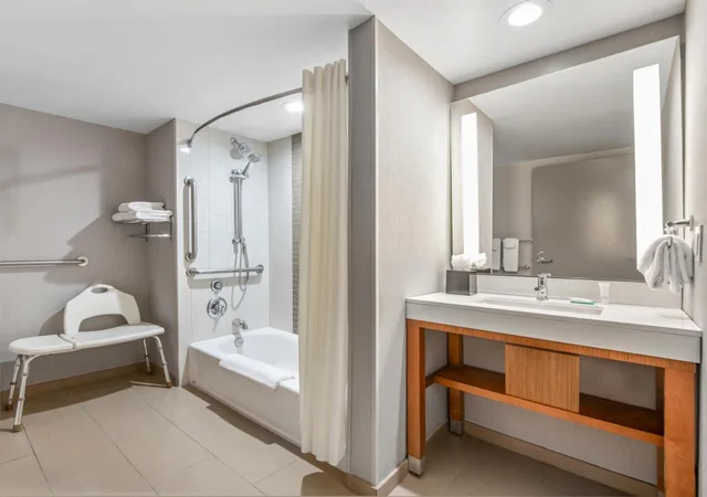 غرفة بسرير كينج بشرفة مع أريكة بحوض استحمام لذوي الإعاقة، Hyatt Place Phoenix Chandler Fashion Center 2/2
