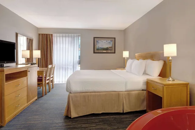 غرفة قياسية بسرير كينج بجاكوزي، Days Inn By Wyndham Niagara Falls Near The Falls 3/10