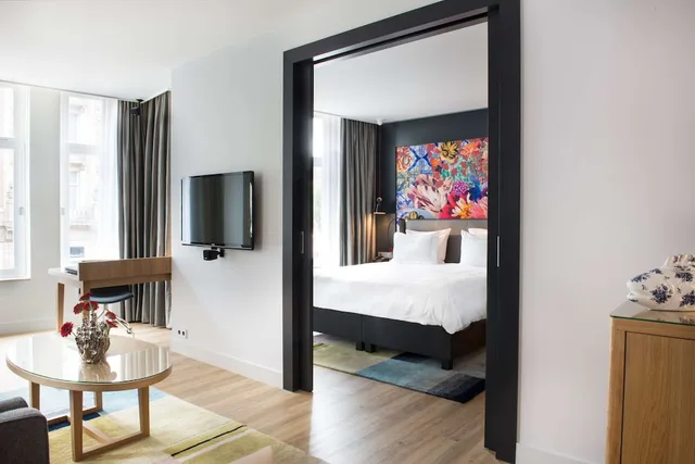 جناح سيغنتشر بسرير كينج بإطلالة على المدينة مع أريكة، Swissotel Amsterdam 1/2