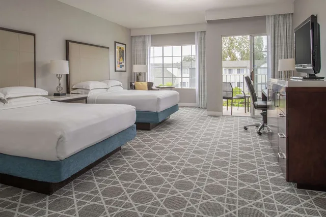 غرفة بسريرين كوين بإطلالة على الفناء بشرفة، Hilton San Diego Del Mar 1/4