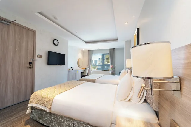 غرفة بريميير ثلاثية بسرير كوين وسرير فردي بإطلالة على المدينة بحوض استحمام، Nicecy Hotel Suites Spa 4/10