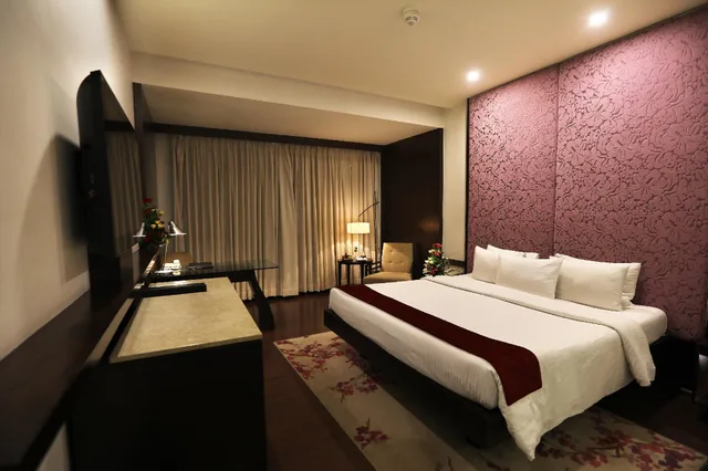 غرفة كلوب بسرير كوين، Royal Orchid Jaipur 1/3