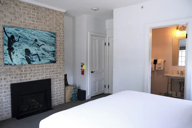 Comfort, Single, King Bed, Balcony, Shelter Harbor Inn 5/8