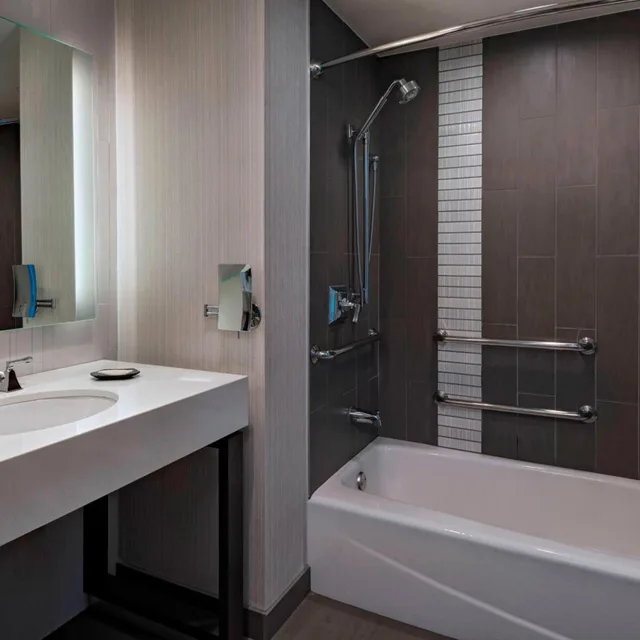 غرفة كبيرة بسريرين كوين بحوض استحمام لذوي الإعاقة، The Westin Austin Downtown 9/10