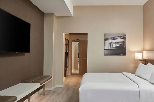 غرفة بسرير كينج، AC Hotel by Marriott Greenville 2/3