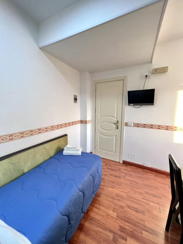 غرفة مفردة، Hotel Como 1/14