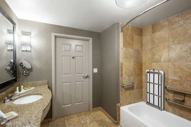 غرفة بسرير كينج بحوض استحمام لذوي الإعاقة، HILTON COLUMBIA CENTER 2/2