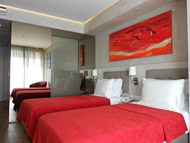 غرفة بسريرين منفصلين بإطلالة على البحر، Bougainville Bay Hotel 1/3