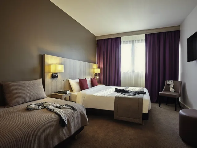غرفة كلاسيكية بسرير مزدوج وسرير فردي، Mercure Versailles Paris Ouest 4/10