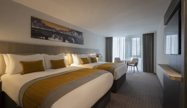 غرفة ديلوكس بسرير مزدوج وسرير فردي بإطلالة على البحر، Maldron Hotel Merrion Road 1/2
