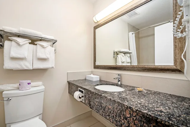 غرفة بسريرين مزدوجين بغرفة نوم واحدة بمطبخ صغير للمدخنين، Guest House Inn And Suites 2/2