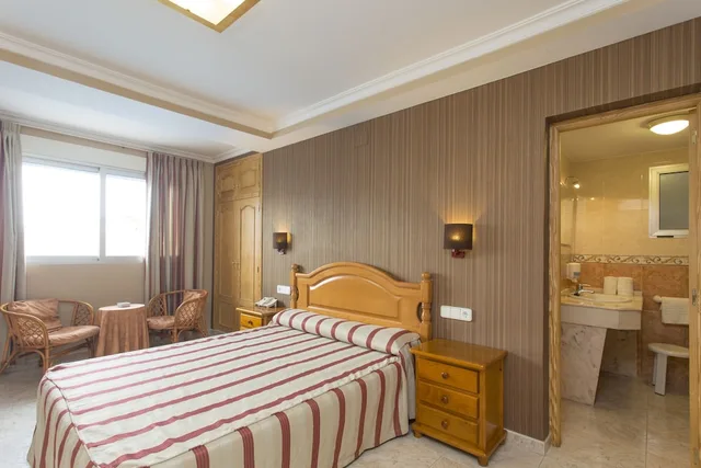 غرفة بسرير مزدوج بإطلالة على الفناء، Hotel Noguera 1/3