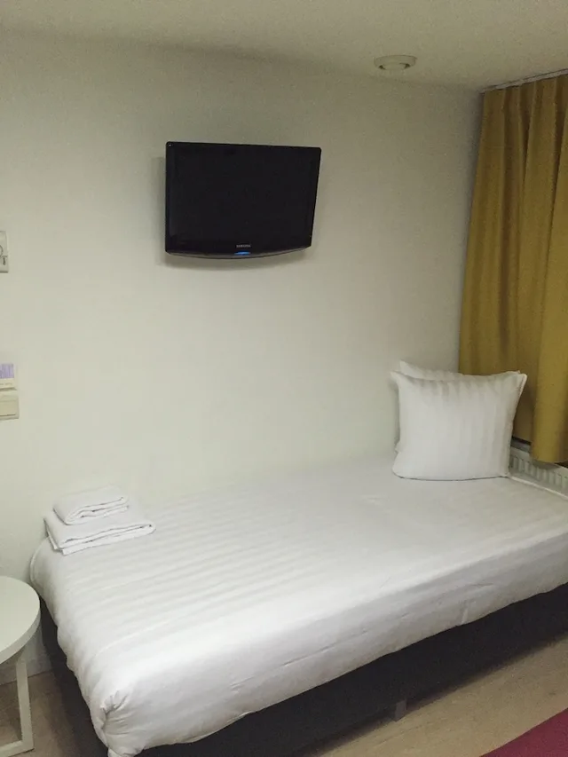 Economy, Triple, 3 Beds, No Window، France Hotel Amsterdam 4/10