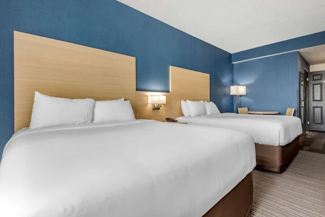 غرفة سوبيريور بسريرين كوين، Quality Inn & Suites Oakville 2/9