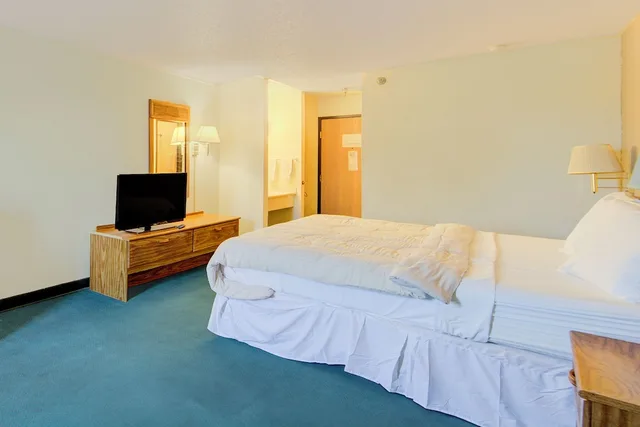 غرفة بسرير كينج، Capital O Amerihost Inn and Suites Mexico Hwy 54 MO 2/5