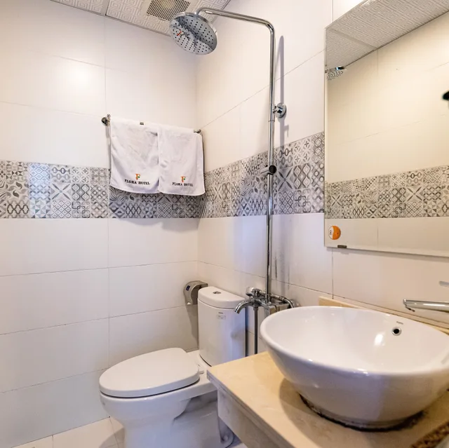 غرفة عائلية بسرير كينج وسرير فردي بإطلالة على الحديقة، Flora Hotel Hue 9/10