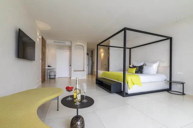 جناح سيغنتشر بسرير كينج بإطلالة على البحر بمسبح خاص، Hotel Cala Di Greco 3/4