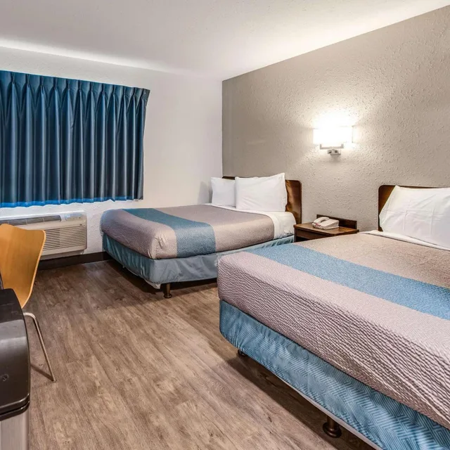 2 Full Beds Non-Smoking, Micfridge، Motel6 Fort Wayne, IN 4/8