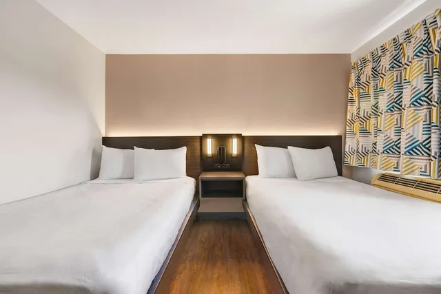 غرفة بريميوم بسرير مزدوج وسرير فردي، Motel6 Kirkland, WA - North Kirkland 4/9