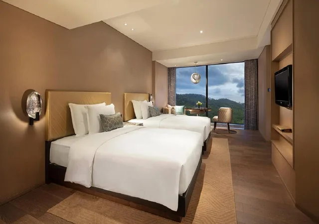 غرفة ديلوكس بسريرين منفصلين بإطلالة على الجبل، Grand Bay Hotel Zhuhai 2/3
