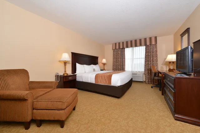 غرفة بسرير كينج لذوي الإعاقة، Comfort Inn and Suites McMinnville Wine Country 2/2