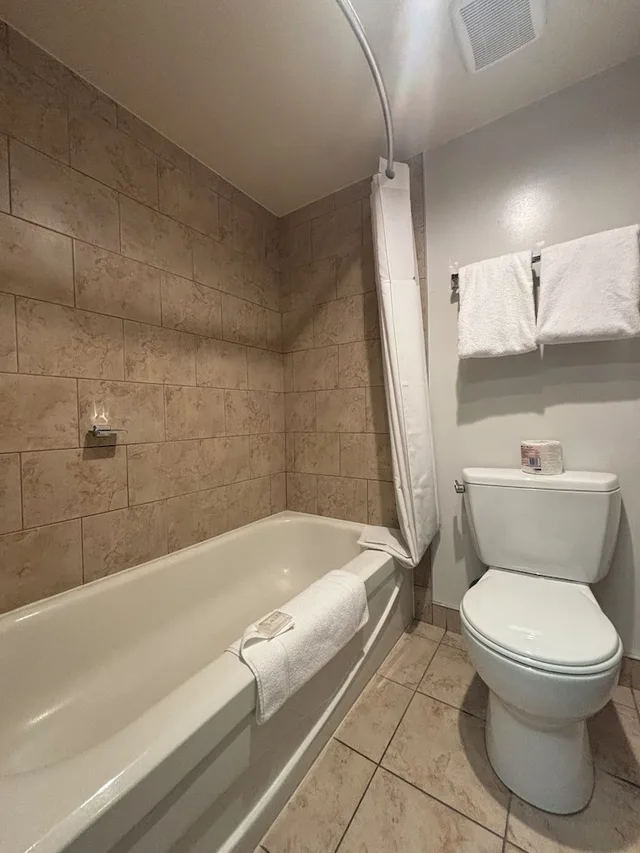 غرفة بسرير كينج يُسمح فيها بالحيوانات الأليفة بمطبخ صغير، Super 8 by Wyndham Macleod Trail Calgary 3/4