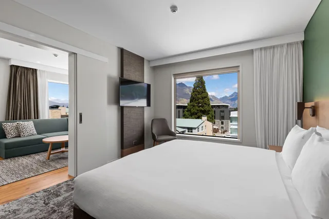 Suite, with View, Holiday Inn Express And Suites Queenstown 1/8