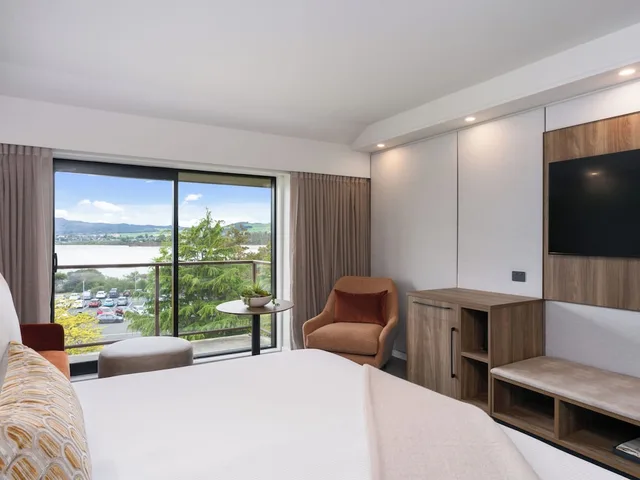 غرفة كلوب بسرير كينج بإطلالة على البحيرة مع دخول صالة النادي، Millennium Hotel Rotorua 1/7