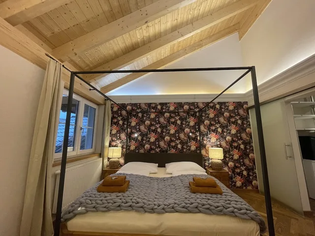 غرفة بسرير كوين بإطلالة على الجبل بشرفة، Landhaus Kossel 1/10